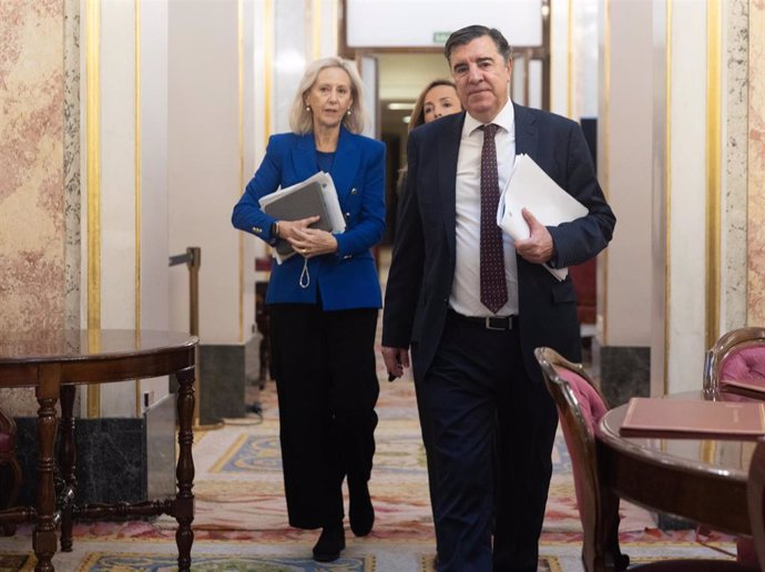 El vicepresidente segundo de la Mesa del Congreso, José Antonio Bermúdez, con sus compañeras del PP en el órgano de gobierno de la institución.