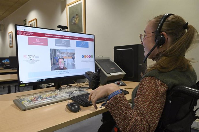 Blanca Roldán, alumna de Psicología, accede al escritorio virtual de la UMU gracias al reconocimiento facial