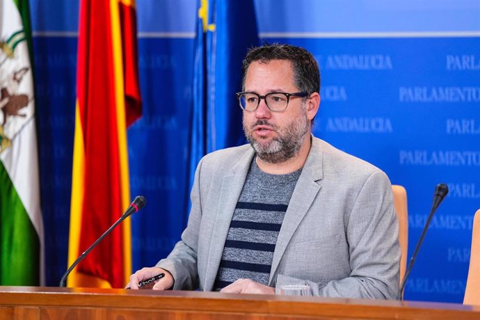 El portavoz del Grupo Mixto-Adelante Andalucía, José Ignacio García, en rueda de prensa en el Parlamento.