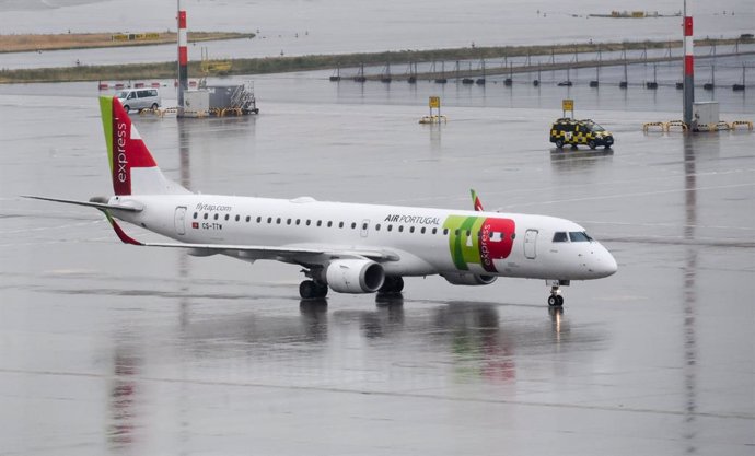 Archivo - FILED - 30 June 2021, Brandenburg, Schoenefeld: A plane of the Portuguese airline TAP, coming from Lisbon, is pictured at Berlin-Brandenburg Airport (BER). The cabin crew of the Portuguese airline TAP has called off a seven-day strike that was d