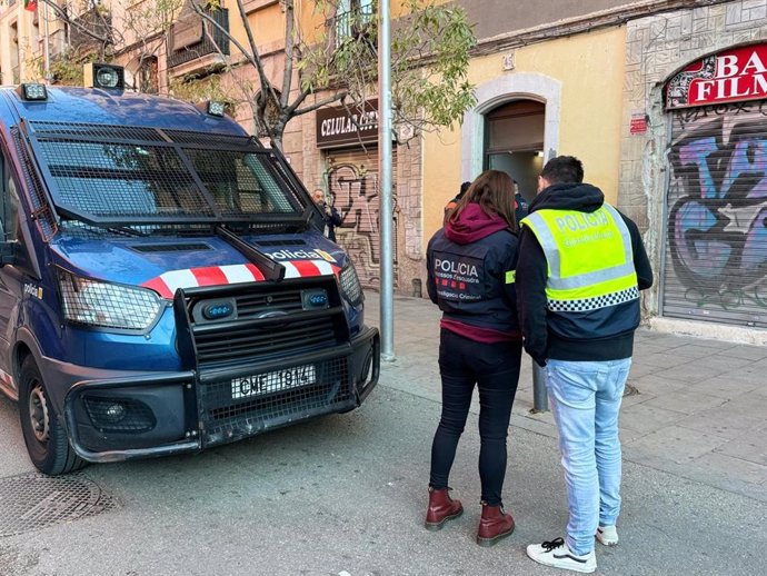 Agentes de los Mossos d'Esquadra y Guardia Urbana en el dispositivo contra una red de tráfico de personas y proxenetismo