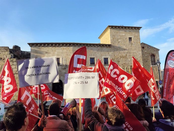 Concentración de CCOO Extremadura frente a Presidencia de la Junta para reclamar el 2% salarial.