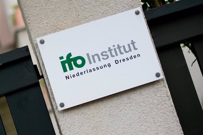 Archivo - FILED - 27 June 2016, Saxony, Dresden: A billboard of the ifo Institute - Leibniz Institute for Economic Research at the University of Munich e. V. Dresden branch. Photo: Arno Burgi/dpa-Zentralbild/dpa