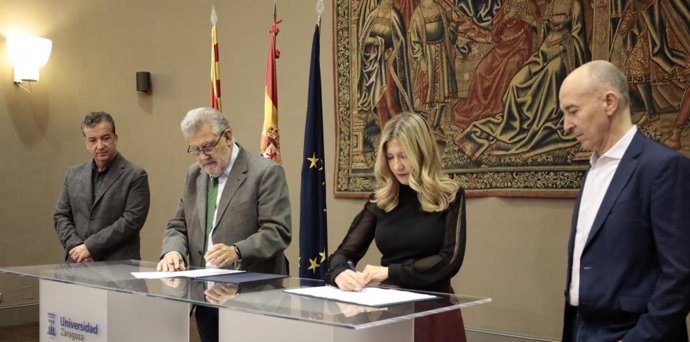 La vicepresidenta del Gobierno de Aragón, Mar Vaquero, como presidenta del Patronato de la Fundación CIRCE, y del rector de la Universidad de Zaragoza, José Antonio Mayoral, firman un acuerdo