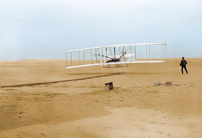 Imagen restuarada a color dle primer vuelo a motor de los hermanos Wright