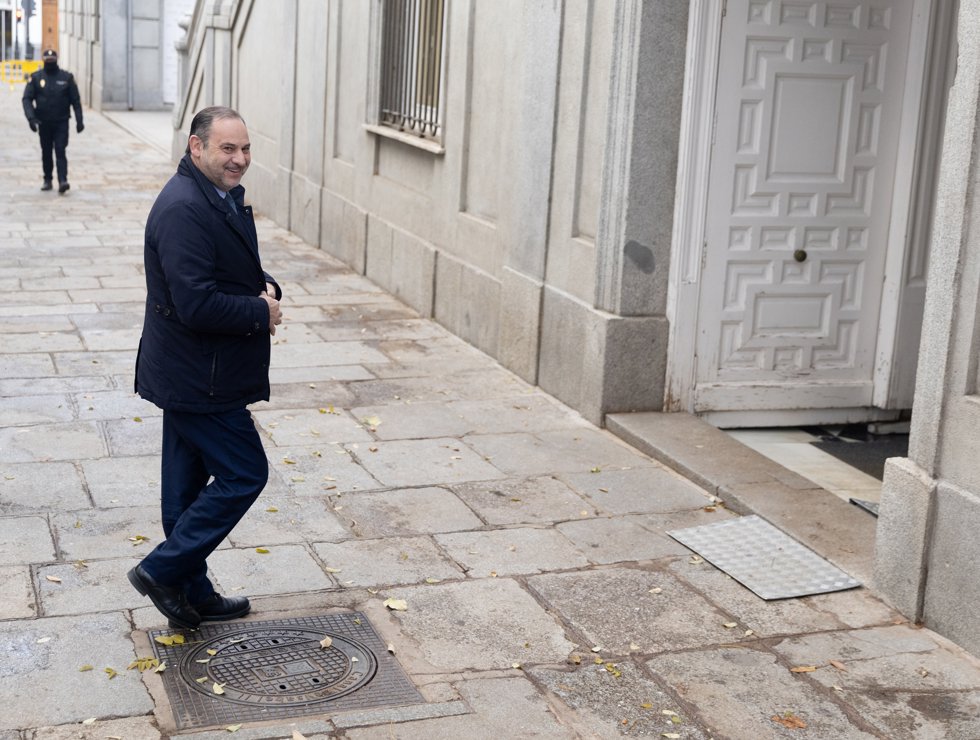 El exministro de Transportes, José Luis Ábalos, a su llegada a declarar como imputado por el caso Koldo, en el Tribunal Supremo, a 12 de diciembre de 2024, en Madrid (España).