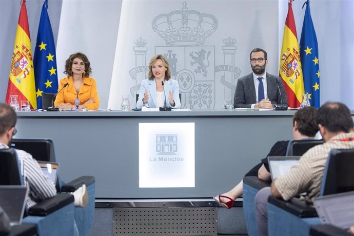 Archivo - (I-D) La vicepresidenta primera y ministra de Hacienda, María Jesús Montero; la ministra Portavoz, de Educación, Formación Profesional y Deporte, Pilar Alegría y el ministro de Economía, Comercio y Empresa, Carlos Cuerpo, durante una rueda de pr