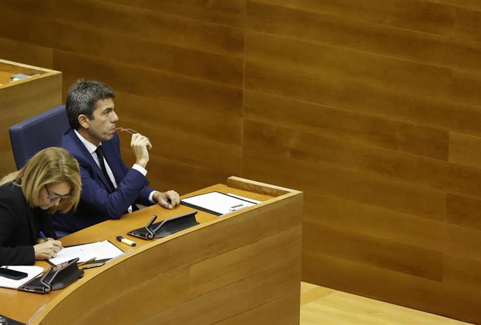 Archivo - Imagen de archivo del presidente de la Generalitat, Carlos Mazón, durante una sesión plenaria, en Les Corts Valencianes, a 15 de noviembre de 2024, en Valencia