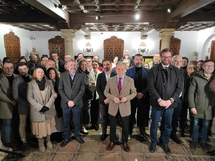 El presidente de la Diputación de Córdoba, Salvador Fuentes (centro), junto a diputados y profesionales de los medios de comunicación cordobeses, en el desayuno de Navidad.