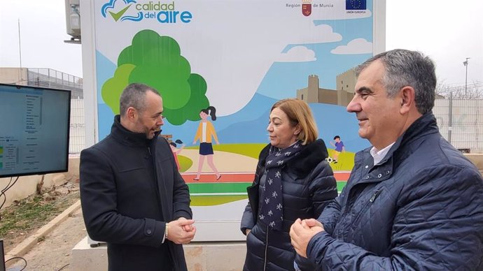 El consejero de Medio Ambiente, Universidades, Investigación y Mar Menor, Juan María Vázquez, junto con la alcaldesa de Jumilla, Severa González, tras la puesta en marcha de la nueva estación de Calidad del Aire del municipio.