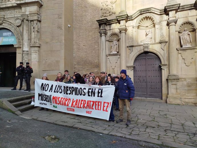 Concentración frente al Museo de Navarra en contra de los despidos de trabajadores con motivo de las obras del edificio