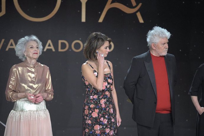 Marisa Paredes, Penélope Cruz y Pedro Almódovar durante la gala de la 38 edición de los Premios Goya, en el Auditorio Feria de Valladolid, a 10 de febrero de 2024, en Valladolid, Castilla y León (España). La Academia celebra la calidad del cine español co