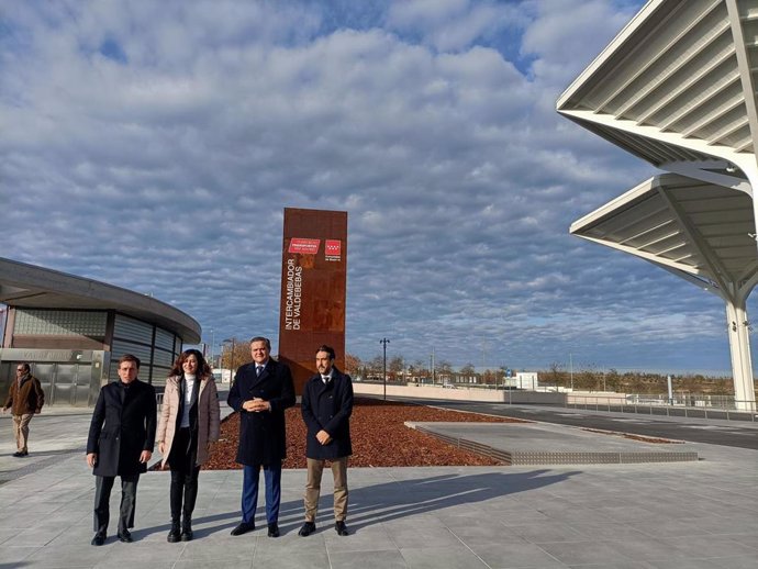 La presidenta de la Comunidad, Isabel Díaz Ayuso, el alcalde de la capital, José Luis Martínez-Almeida, y el consejero de Transportes, Jorge Rodrigo