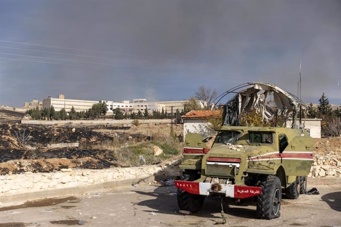 Un vehículo de la Policía de Siria abandonado frente a la prisión de Sednaya, en los alrededores de Damasco (archivo)