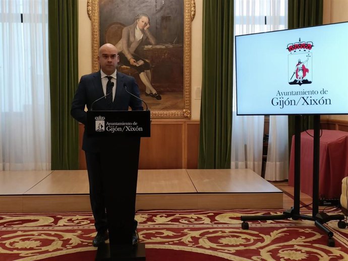 El portavoz de la Junta de Gobierno del Ayuntamiento de Gijón, Jesús Martínez Salvador (Foro), en rueda de prensa en el Consistorio gijonés.