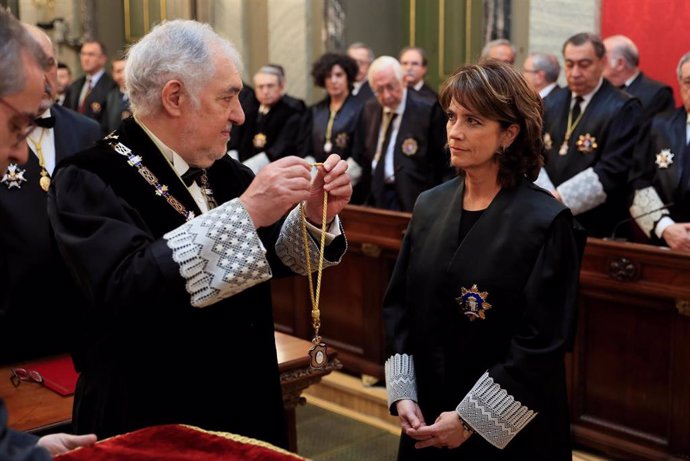 Archivo - La entonces fiscal general del Estado, Dolores Delgado (d) junto con el magistrado Cándido Conde-Pumpido (i), durante el acto de su toma de posesión celebrado en la sede del Tribunal Supremo en Madrid, en Madrid (España) a 26 de febrero de 2020.