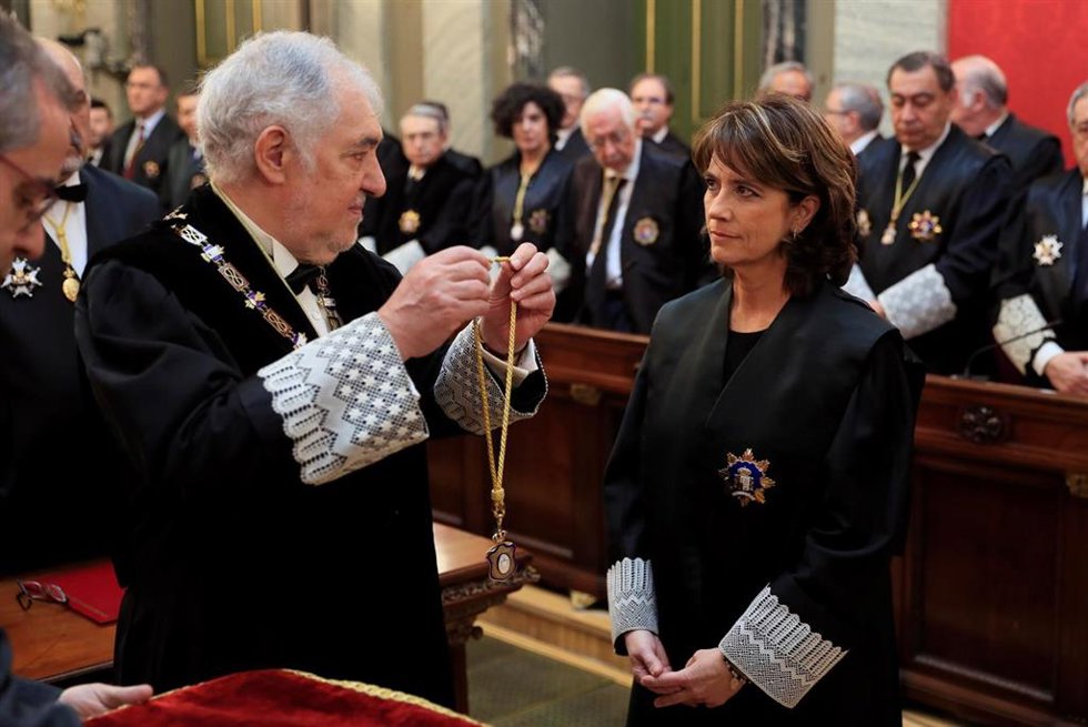 Archivo - La entonces fiscal general del Estado, Dolores Delgado (d) junto con el magistrado Cándido Conde-Pumpido (i), durante el acto de su toma de posesión celebrado en la sede del Tribunal Supremo en Madrid, en Madrid (España) a 26 de febrero de 202