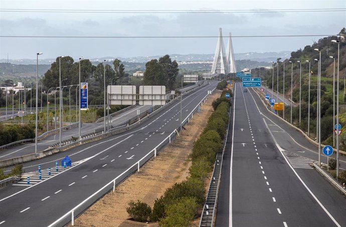 Archivo - Carretera A-49 en la provincia de Huelva dirección a Portugal.