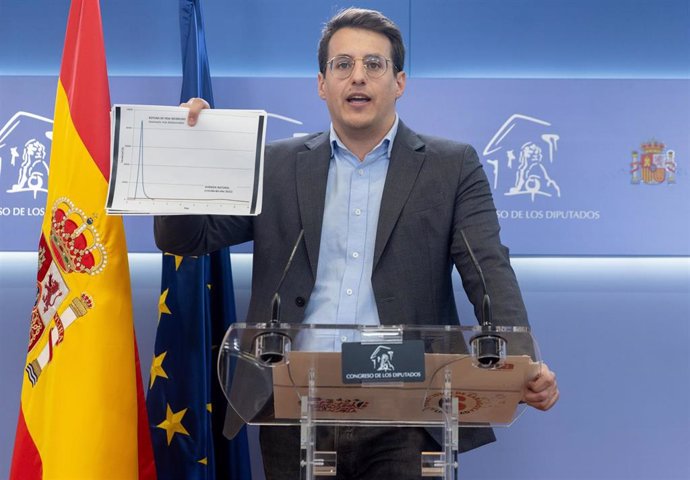 El diputado de Sumar, Jorge Pueyo, durante una rueda de prensa anterior a la Junta de Portavoces, a 19 de noviembre de 2024, en Madrid (España).