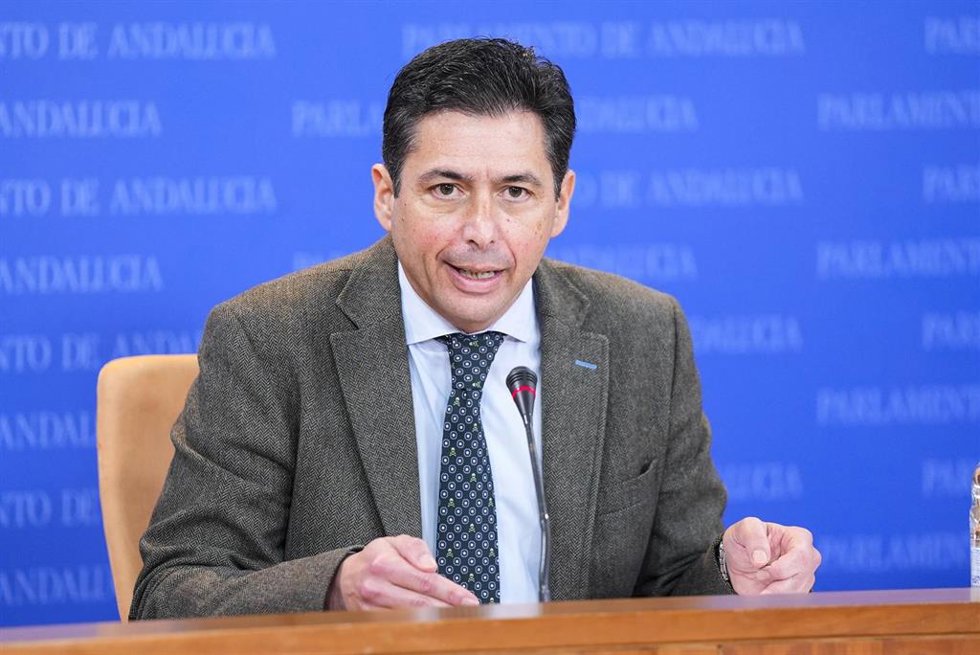 El portavoz adjunto del Grupo Parlamentario Socialista, Rafael Márquez, durante la ronda de ruedas de prensa de portavoces de los grupos parlamentarios en el Parlamento de Andalucía, a 17 de diciembre de 2024 en Sevilla (Andalucía, España). Los portavoc