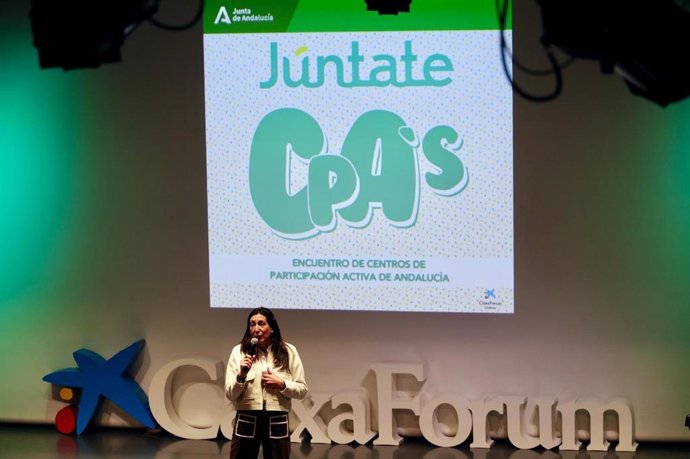 La consejera de Inclusión Social, Juventud, Familias e Igualdad, Loles López, en el primer Encuentro de Centros de Participación Activa (CPA) de personas mayores, donde se ha presentado la nueva imagen corporativa 'Júntate'.