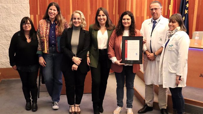 Entrega de la certificación de calidad que concede el Grupo Español de Trabajo en Enfermedad de Crohn y Colitis Ulcerosa a la Unidad de Atención Integral a pacientes con Enfermedad Inflamatoria Intestinal (EII) del Hospital Juan Ramón Jiménez de Huelva.