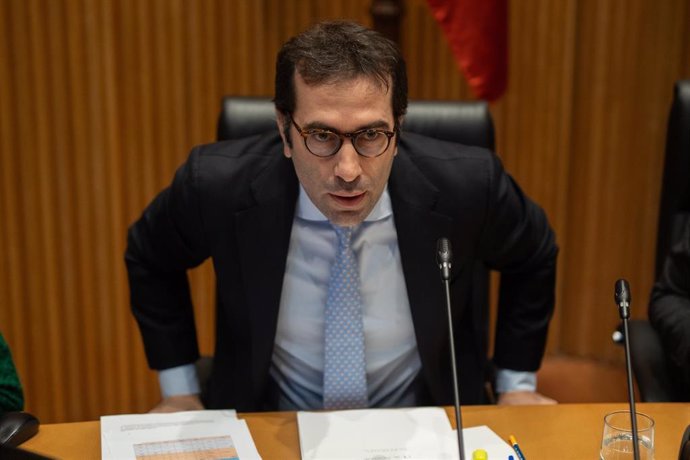 El ministro de Economía, Comercio y Empresa, Carlos Cuerpo, comparece en la Comisión Mixta para la Unión Europea, en el Congreso de los Diputados, a 17 de diciembre de 2024, en Madrid (España). 