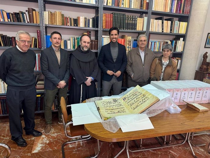 El director general, Patricio Sánchez, junto con el guardián del convento de los franciscanos en Murcia y otros asistentes al acto de entrega.