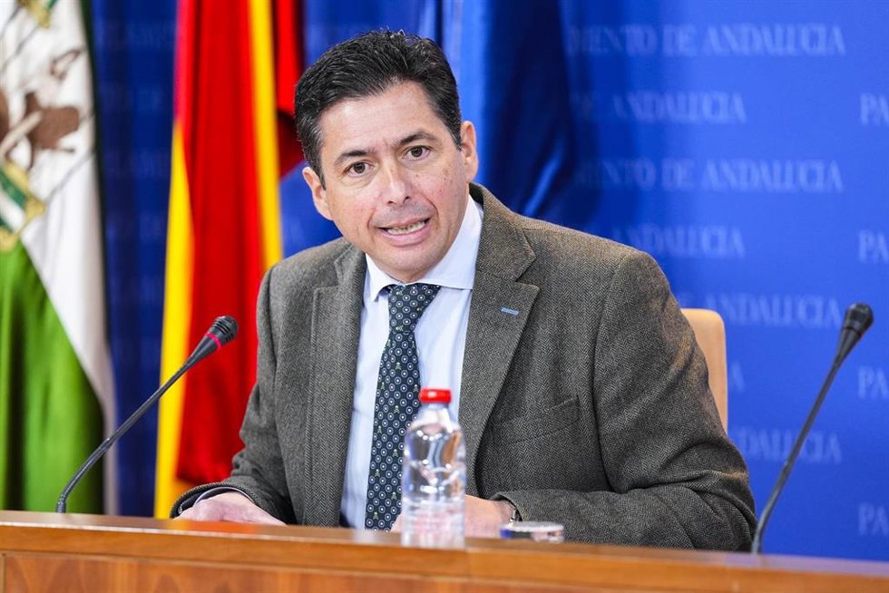 El portavoz adjunto del Grupo Parlamentario Socialista, Rafael Márquez, durante la ronda de ruedas de prensa de portavoces de los grupos parlamentarios en el Parlamento de Andalucía, a 17 de diciembre de 2024 en Sevilla (Andalucía, España). Los portavoc