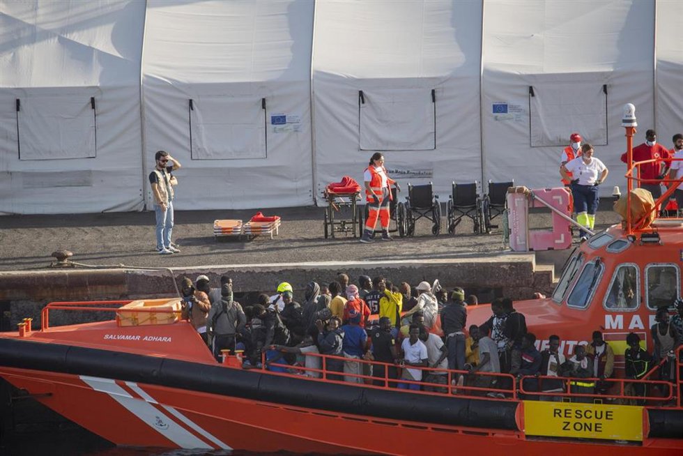 Una lancha de Salvamento Marítimo tras el rescate de un cayuco a su llegada al Puerto de la Restinga, a 30 de noviembre de 2024, en El Hierro, Santa Cruz de Tenerife, Tenerife, Canarias (España).