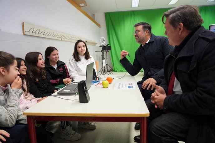 El consejero de Educación, Amador Pastor, en el CEIP 'Gloria Fuertes' de Cobisa.