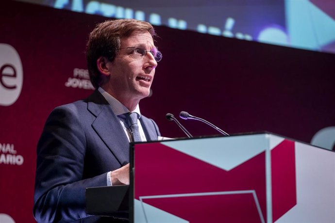 El alcalde de Madrid, Jose Luis Martínez- Almeida, interviene durante la XXI edición del Premio Nacional Joven Empresario, en el Auditorio del Banco Santander