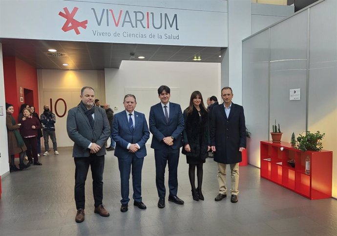 El presidente de la Cámara de Comercio de Oviedo, Carlos Paniceres; el acalde de Oviedo, Alfredo Canteli; el consejero de Ciencia, Borja Sánchez, la concejala del Ayuntamiento, Leticia González, y el director de la Agencia Sekuens, David González.