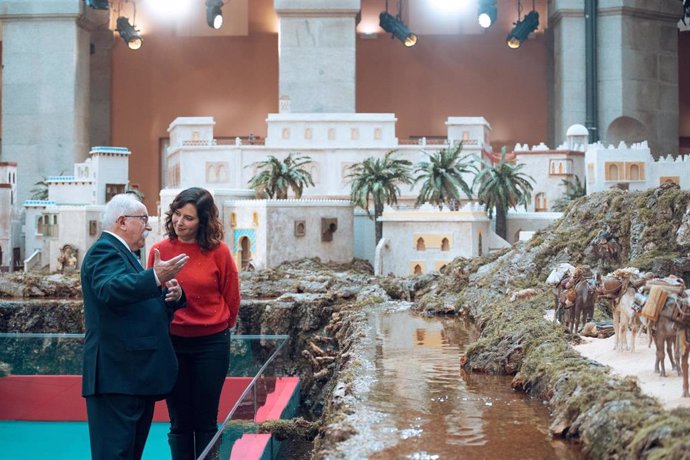 La presidenta de la Comunidad de Madrid, Isabel Díaz Ayuso, y el presidente de la Federación Española de Belenistas, Eugeni Barandalla, durante la inauguración del Belén de la Real Casa de Correos, a 29 de noviembre de 2024, en Madrid (España). El Belén, 