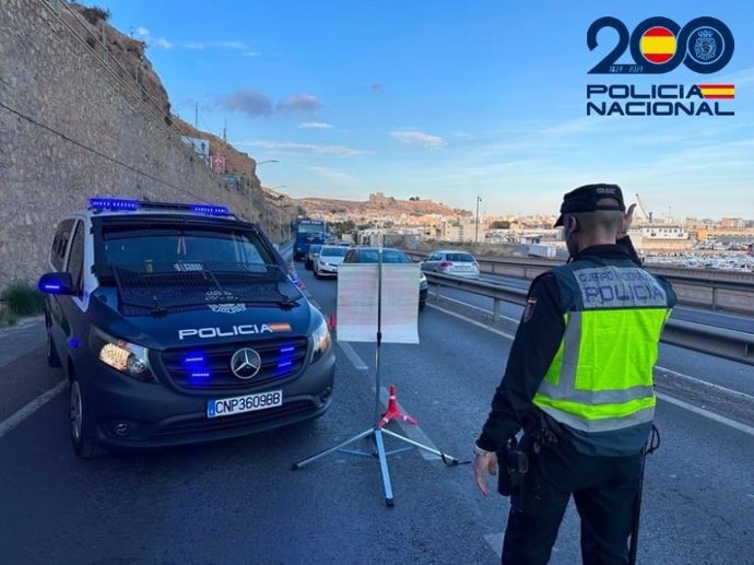 Un agente de Policía Nacional durante un control en Almería.