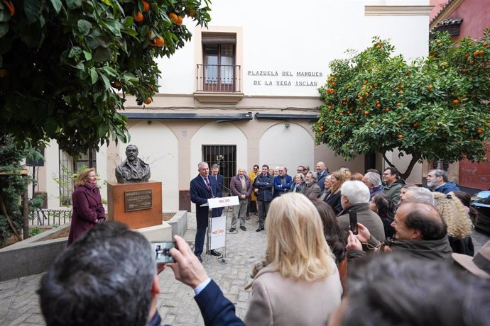 Presentación del busto del Marqués de la Vega Inclán.