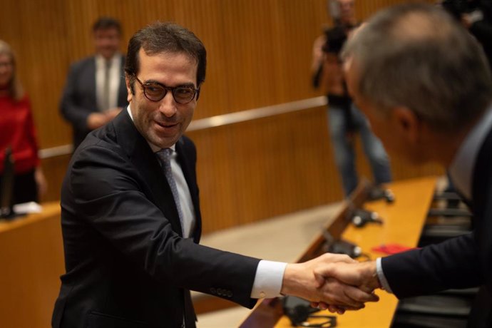 El ministro de Economía, Comercio y Empresa, Carlos Cuerpo, llega a la Comisión Mixta para la Unión Europea, en el Congreso de los Diputados, a 17 de diciembre de 2024, en Madrid (España).