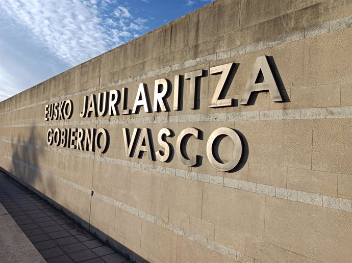 Archivo - Cartel con las letras de Gobierno Vasco en Lakua (Vitoria).