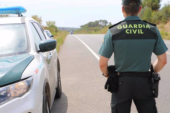 Archivo - Un agente de la Guardia Civil, de espaldas. Recurso. Archivo.