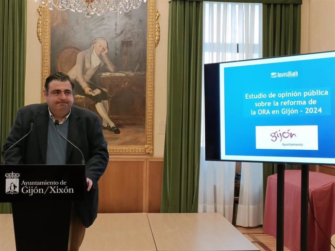 El concejal de Tráfico, Movilidad y Transporte Público del Ayuntamiento de Gijón, Pelayo Barcia, en rueda de prensa en el Consistorio gijonés.