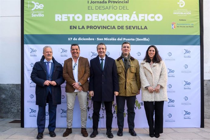 El presidente de la Diputación, en el centro, en la jornada de reto demográfico en San Nicolás.