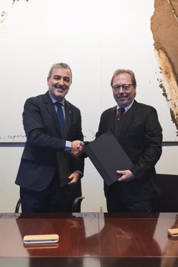 El alcalde de Barcelona, Jaume Collboni, junto al presidente de la Cámara de Comercio Josep Santacreu