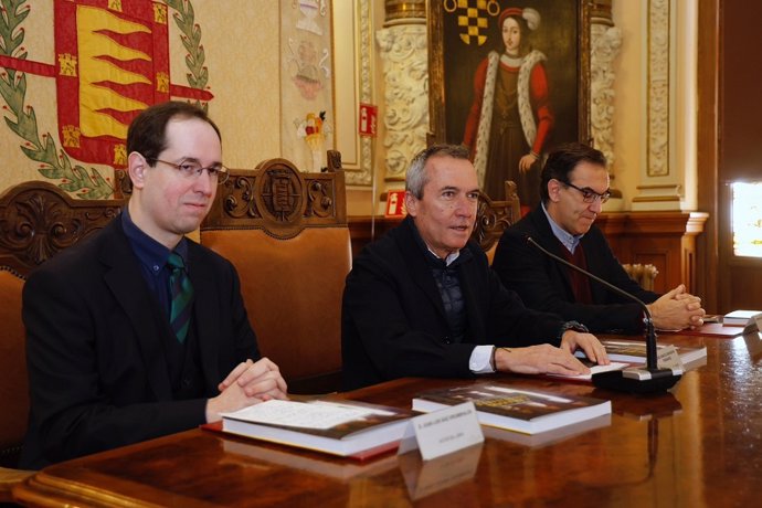 El concejal de Urbanismo, José Ignacio Zarandona (centro), en la presentación del libro 'Colosos en el valle', del arquitecto Juan Luis Virumbrales (a la izquierda de la imagen).