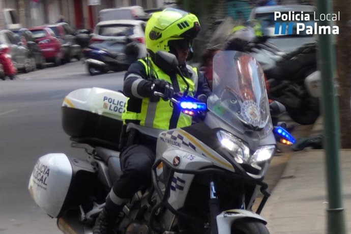 Un agente de la unidad motorizada de la Policía Local de Palma.