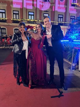 Kika Frutos (centro) y Óscar Martínez, junto a Encarna Talavera, directora de Programas de La 7, en la retransmisión de la pasada nochevieja