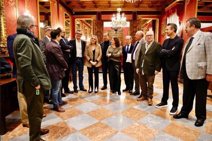 Reunión de la alcaldesa de Granada con la Federación de Hostelería y los directores de los principales hoteles de la ciudad para abordar la normativa de registro de viajeros.