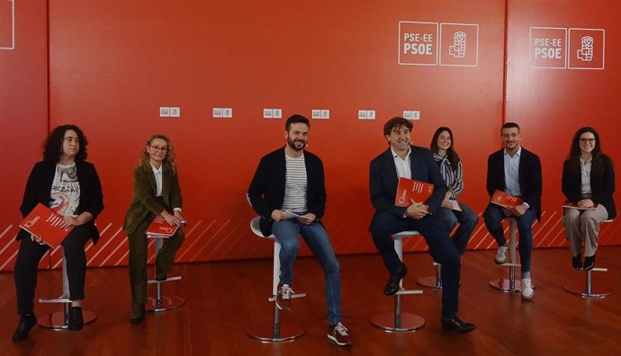 El secretario general del PSE-EE, Eneko Andueza, y el secretario de Estudios y Programas, Pau Blasi, en la presentación de la ponencia política del próximo congreso de los socialistas vascos.