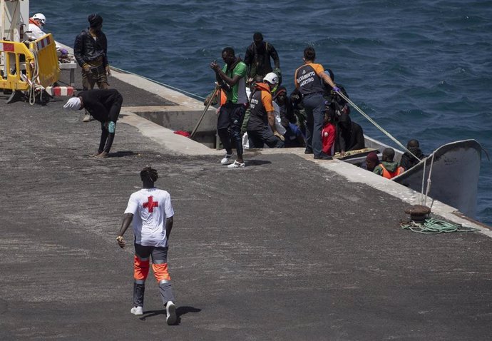 Archivo - Migrantes bajan de un segundo cayuco a su llegada al puerto de La Restinga