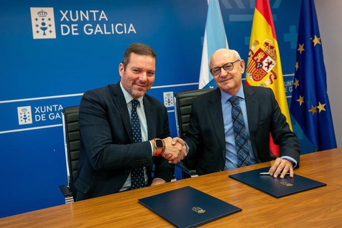 El conselleiro de Cultura, Lingua e Xuventude, José Lopez Campos, y el fiscal superior de Galicia, Fernando Suanzes, firman un convenio de colaboración para la formación en lengua y cultura gallegas del personal de justicia.