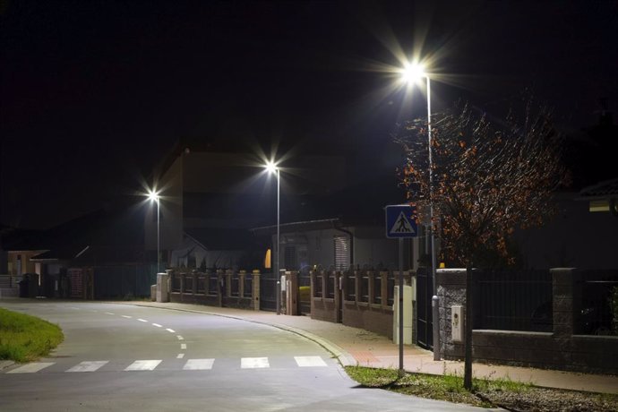 Archivo - Farolas encendidas en una calle por la noche.